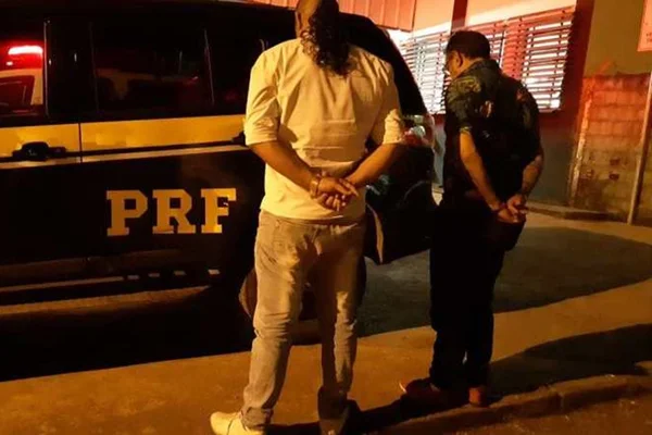Em regime semiaberto, homem apresenta CNH falsa e é preso pela PRF