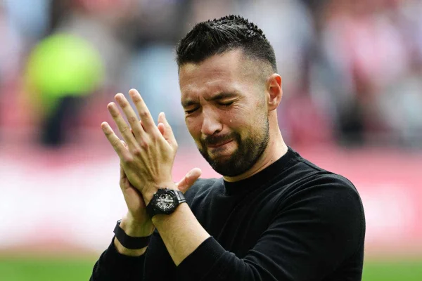 Vídeo: técnico do Ajax chora e pede demissão após perder título