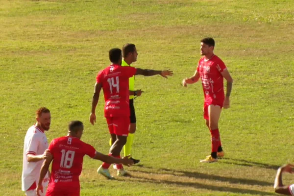 Jogadores do Imperatriz reclamam com árbitro de gol anulado após indicação de falta da cabine do VAR
