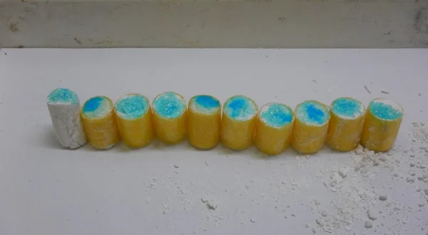 imagem colorida mostra capsulas de droga - metrópoles