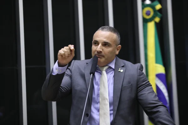 Imagem colorida mostra o deputado federal Delegado Palumbo no plenário da Câmara dos Deputados - Metrópoles