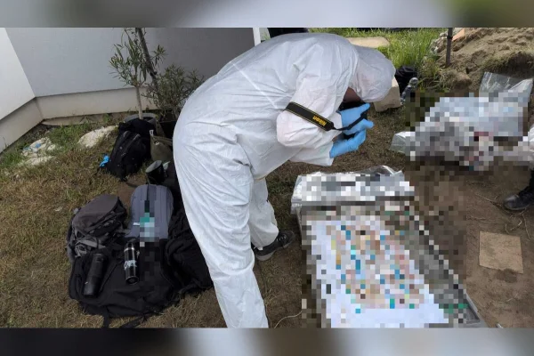 Imagem colorida mostra perícia no terreno da médica - Metrópoles