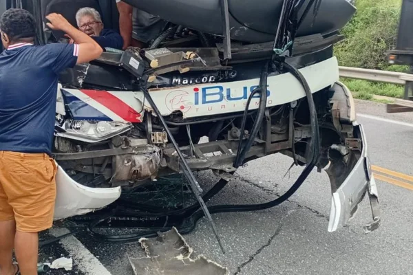 Imagem colorida do ônibus que colidiu com uma carreta