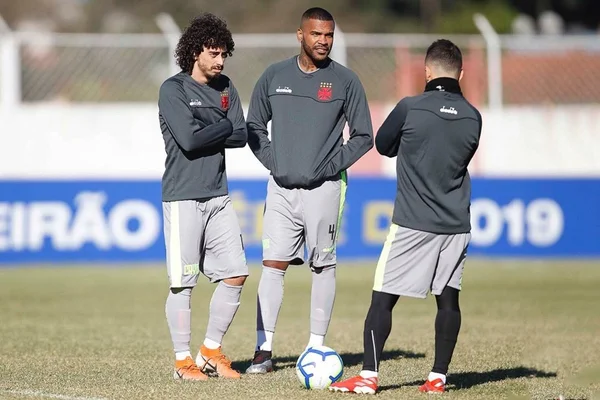 Recuperado, Breno volta a treinar no Vasco após quase 1 ano