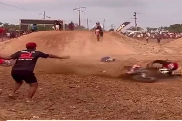 Imagem colorida mostra acidente de motocross - Metrópoles