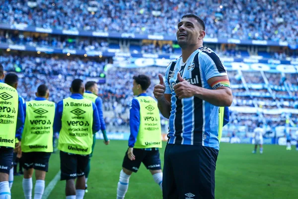 Diego Souza comemorando gol