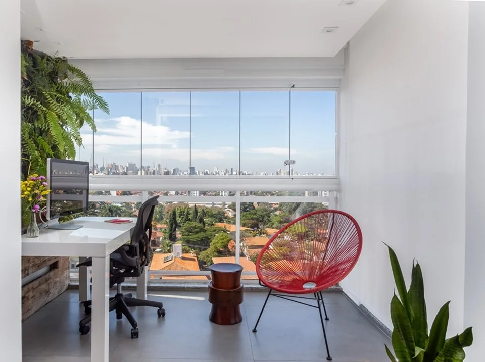 A vista era importante para o casal e, por isso, a varanda foi integrada ao home office A vista era importante para o casal e, por isso, a varanda foi integrada ao home office