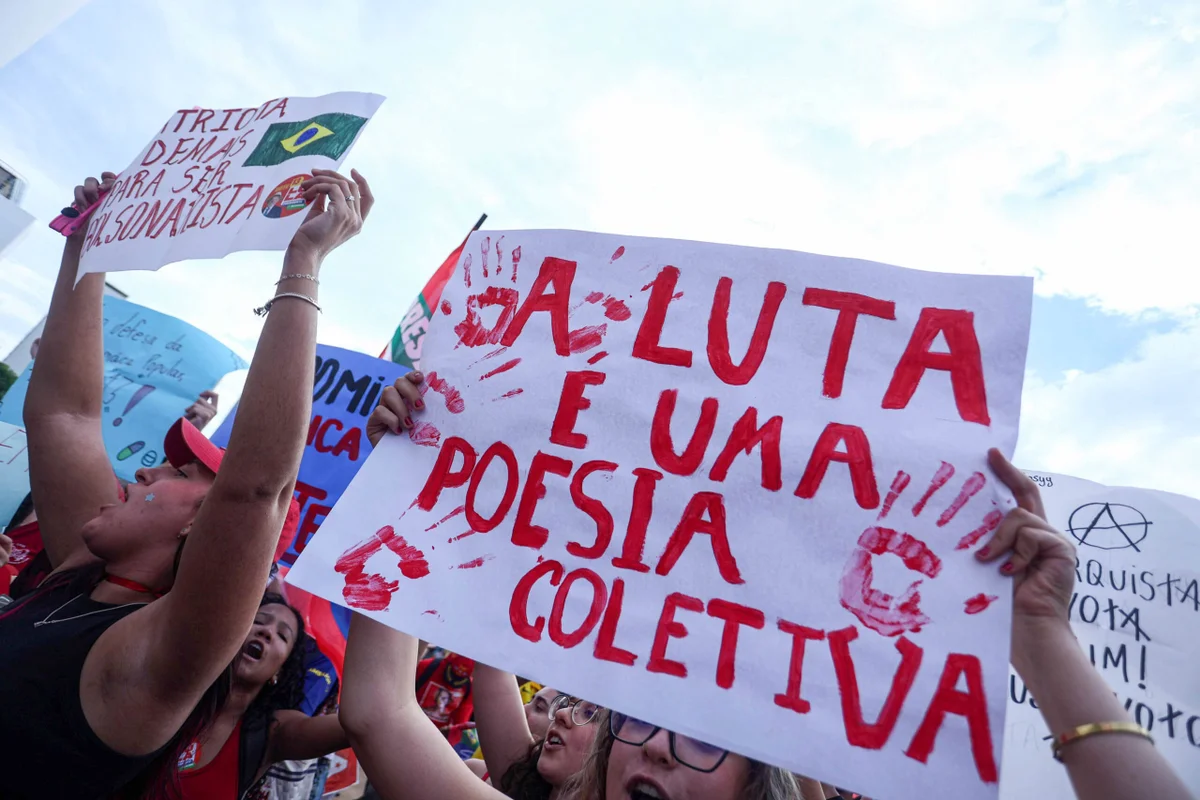 “Soberania e reeleição de Lula”: estudantes fazem ato no Museu da República - imagem 2 “Soberania e reeleição de Lula”: estudantes fazem ato no Museu da República - imagem 2