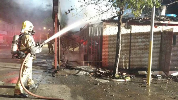 Bombeiros controlam incêndio em quiosque de pastel no Guará II