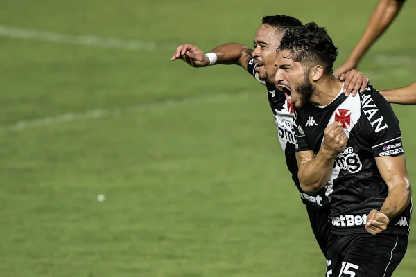 Vasco vence, respira na briga contra o rebaixamento e afunda Botafogo