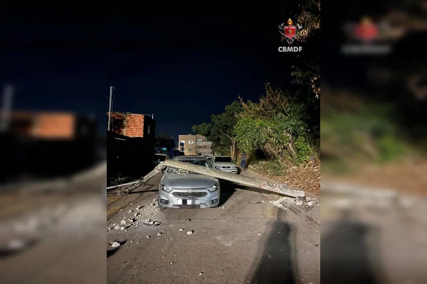 Foto colorida poste que caiu em carro no Varjão