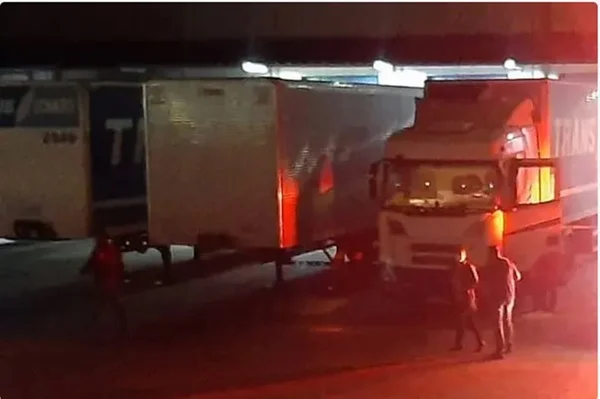 Funcionário de transportadora tem crânio esmagado em acidente no pátio da empresa
