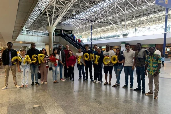 Congolês pede brasileira em casamento no Aeroporto de Brasília