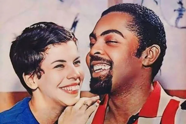 Foto colorida de Gilberto Gil e Nana Caymmi - Metrópoles