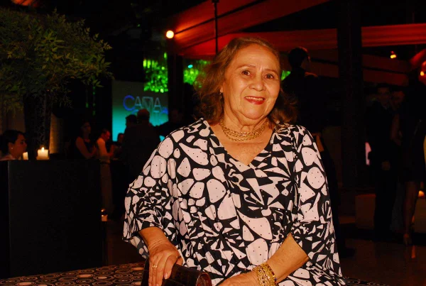 foto colorida de mulher mais velha com vestido estampado - metrópoles