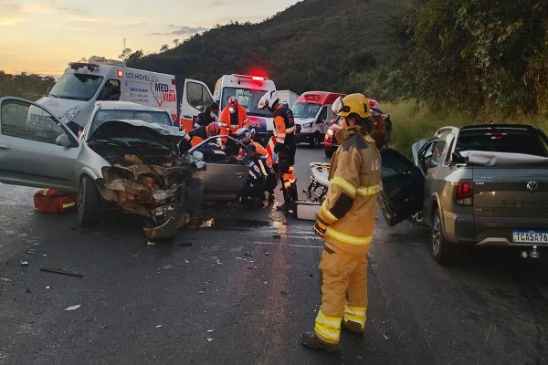 Acidente deixa três feridos na BR-381 em MG; dois em estado grave