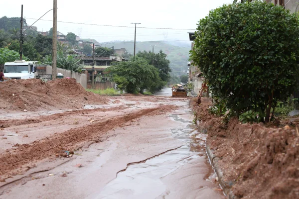 Imagem colorida mostra cidade de Minas Gerais afetada por fortes chuvas - Metrópoles