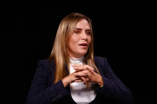 Foto colorida de Celina Leão, em entrevista no estúdio do Metrópoles como governadora em exercício do DF