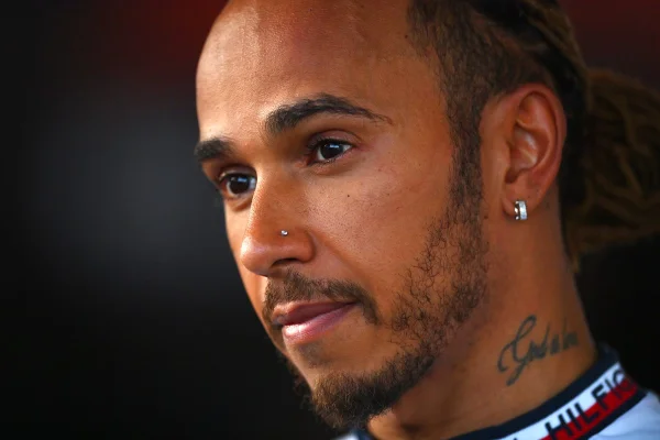 Após polêmica com Piquet, Hamilton ganha título de Cidadão Paulista