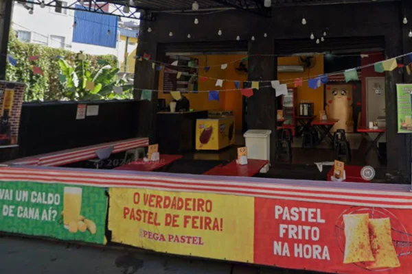 Tentativa de feminicídio aconteceu em uma pastelaria da zona norte de São Paulo; mulher foi atingida por seis disparos e sobreviveu - Metrópoles