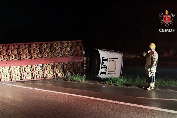 carreta de botijão de gás tombada na BR-060