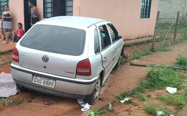 Carro pilotado por jovem inabilitado invade terreno e mata duas pessoas