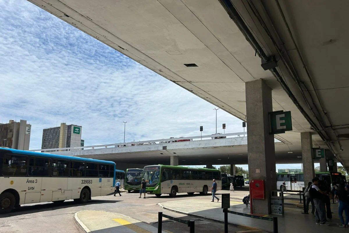 Empresas de ônibus do DF propõem reajuste de 6% para rodoviários