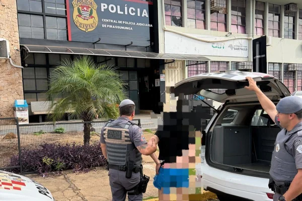 Foto colorida de mulher presa em frente à Delegacia de Pirassununga, interior de São Paulo.