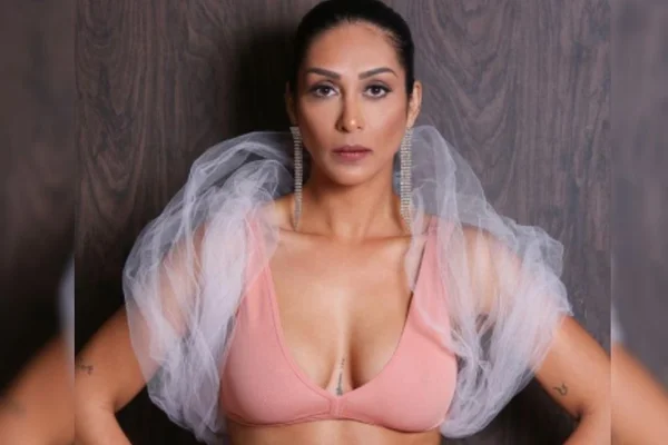 “Livre das dores”, diz ex-BBB Amanda após retirar próteses de silicone