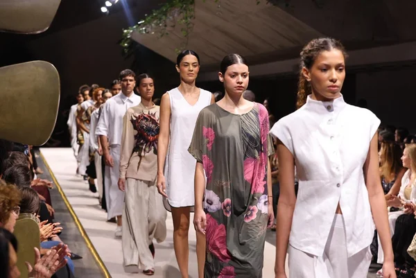 Desfile da Virgínia Barros no Metrópoles Catwal 2026