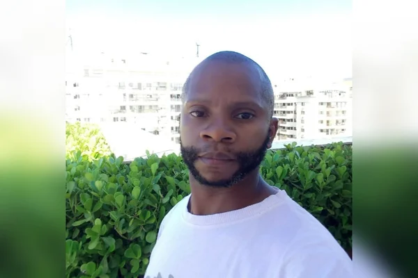 O jardineiro Reginaldo Santana Vieira, de 40 anos, se diz vítima de racismo após ser barrado na saída de uma loja por supostamente ter apresentado um "ato suspeito"
