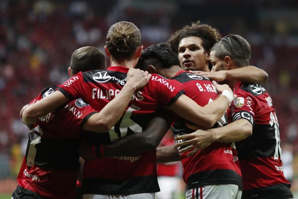 Flamengo vacina jogadores e funcionários em desembarque no Rio
