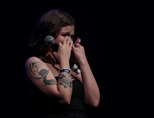 Belinha, filha de mingau, chorando em show com homeagem ao pai - Metrópoles