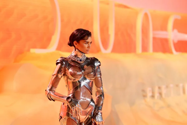 Na imagem com cor, a atriz Zendaya - Metrópoles