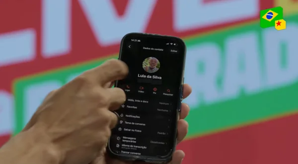 Deputado André Janones vaza número do presidente Lula durante live