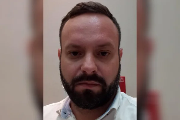 O empresário é um homem branco, com barba e camisa branca. Ele morreu após ser baleado dentro de carro blindado - Metrópoles
