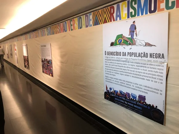 Cartaz quebrado por deputado do PSL volta a ser exposto na Câmara