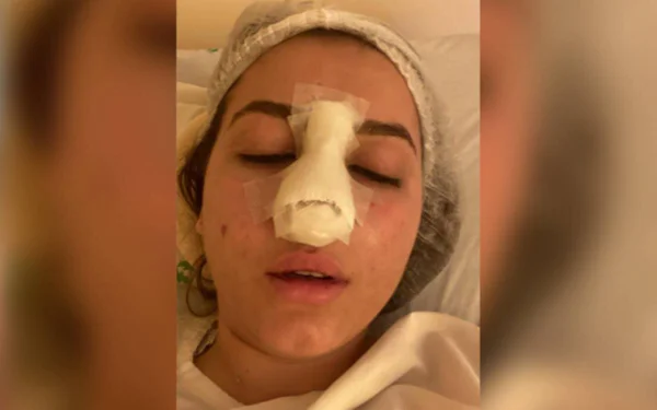 Foto colorida de mulher no hospital