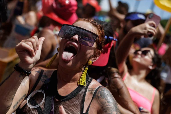 Imagem colorida mostra Público no show de Michel Teló - Metrópoles