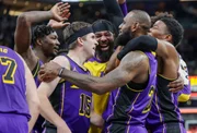 Jogadores do Lakers comemorando com LeBron Jogadores do Lakers comemorando com LeBron