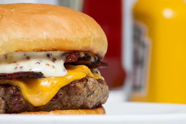 Burger Truck cria sanduíche com carne marinada na cerveja