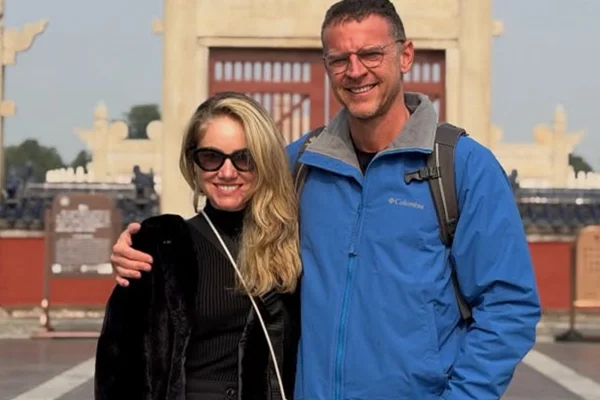 Marido de Juliana Baroni, Eduardo Moreira passa por cirurgia após sentir dores - Metrópoles