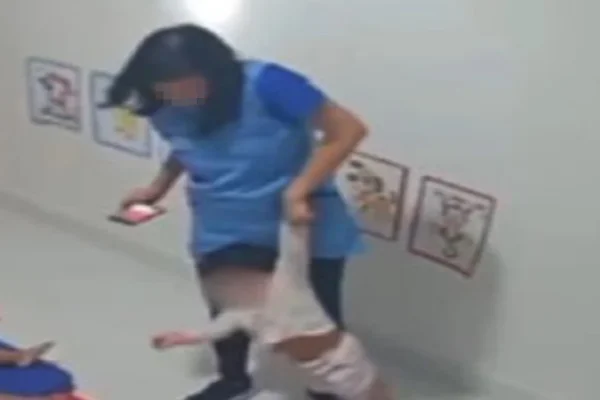 Diretora de creche é filmada agredindo bebê de 11 meses em Manaus