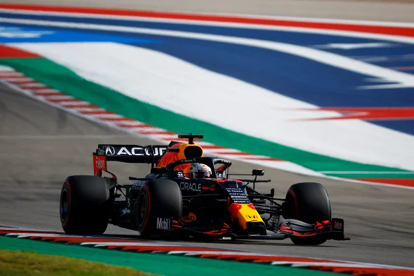 Verstappen xinga e mostra dedo do meio para Hamilton em treino
