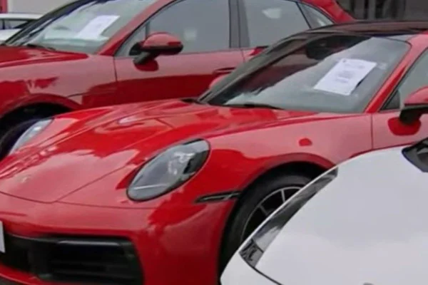 Imagem colorida de carros de luxo que seriam do PCC - Metrópoles