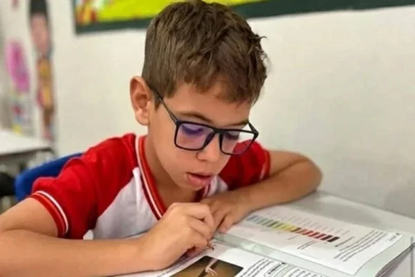 Imagem colorida mostra o menino Gustavo Carvalho Dantas, morto ao levar choque em decoração natalina em uma cidade no interior da Bahia - Metrópoles