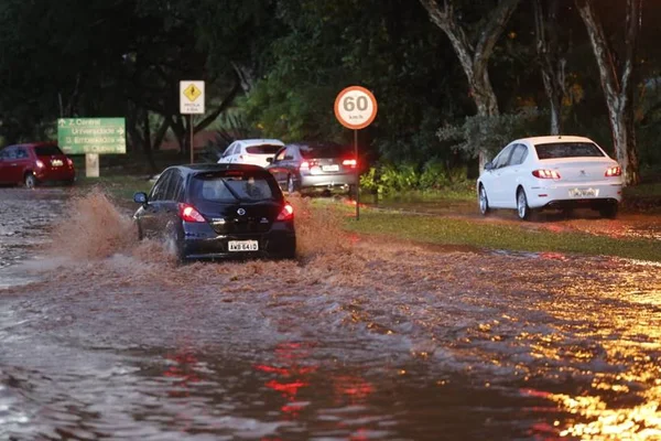 Inmet emite alerta de chuvas intensas e Detran-DF monitora tesourinhas