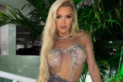 Thalita Zampirolli  posa de look brilhoso para as redes sociais