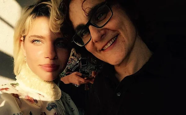 Atriz Bruna Linzmeyer está namorando cineasta 24 anos mais velha