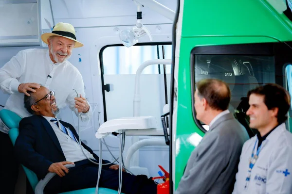 O presidente Lula ao lado do diretor-geral da Organização Mundial da Saúde (OMS), Tedros Adhanom, no Hospital Federal do Andaraí